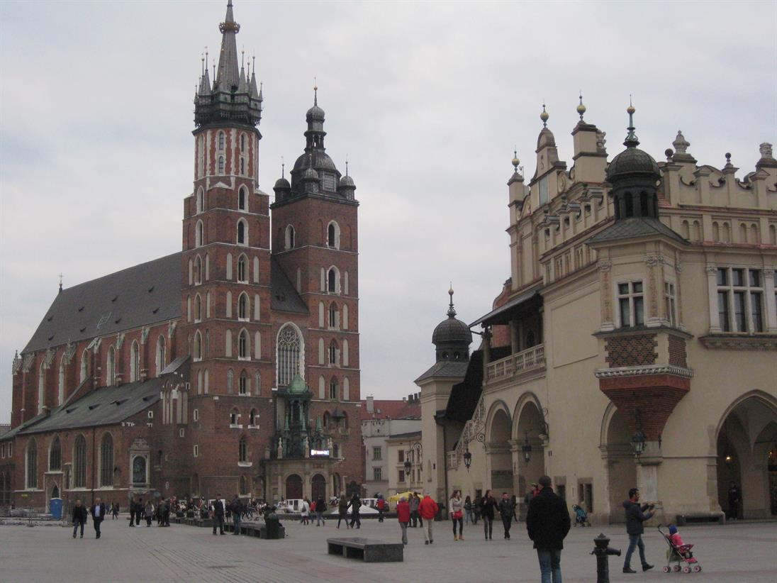 Marktplatz mit der Marienkirche und den Tuchhallen in Krakau